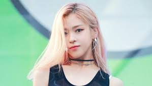 Pasalnya aktris yang dikenal lewat drama the world of the married ini dibilang punya pesona yang sama dengan ryujin. Netizens Say Itzy Ryujin These 2 Stars Could Pass As Triplet Siblings Kpopmap