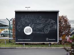 1 Million Mal C Klasse Wir Ersetzten Fotos Von Autos Und Menschen Durch Viele Kleine Schwarze Punkte Die 15 Plakatwande Im Mercedes Plakatwand Plakat Design