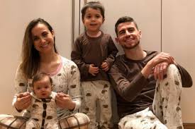 Ia didampingi oleh fisioterapis andal yang selalu. 10 Potret Menawan Jorginho Gelandang Chelsea Yang Jadi Ayah Idaman