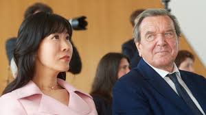 Gerhard fritz kurt schröder (born april 7, 1944), german politician, was chancellor of germany from 1998 to 2005. Gerhard Schroder Und Seine Soyeon Kim Haben In Seoul Geheiratet B Z Berlin