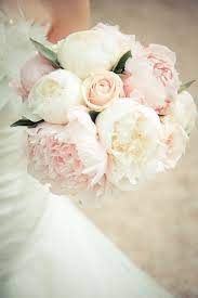 Bouquet de mariée de rose blanche, bouquet blanc de pivoine de mariage classique, bouquet rustique de fleur de boho, design en rose, pivoine et eucalyptus. Epingle Sur Reda Fawaz