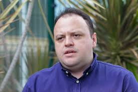 Moradores usam outdoor para pedir segurança no bairro Ilhotas