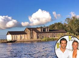 The former couple rarely speaks about their previous. Update Blake Lively Ryan Reynolds Get Married 2x In A Barn Blake And Ryan Blake Lively Ryan Reynolds Blake Lively Wedding