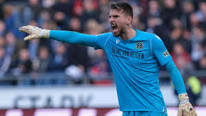 1 metre 86 santimetre boyundaki oyuncu sol bek pozisyonunda forma giyiyor. Ex Torhuter Des Vfb Stuttgart Wirbel Um Den Weltmeister Ron Robert Zieler Vfb Stuttgart Stuttgarter Zeitung