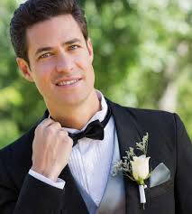 Fiori per lui: le boutonnieres, un tocco raffinato e chic per l'abito dello  sposo