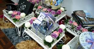 Tunggu baju resepsi siap baru beli kasut lelaki dan perempuan buat hantaran. Lelaki Ini Beri Hantaran Di Luar Norma Masyarakat Melayu
