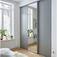 De larges portes pliantes ouvrent sur un espace de rangement xxl, assorti de tiroirs coulissants range chaussures en caneo élégant. Porte De Placard Pliante Castorama Gamboahinestrosa