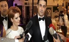 Purtătorul de cuvânt al psd, lia olguța vasilescu, a avut o reacție dură la adresa poliției după ce soțul său, senatorul claudiu manda, a fost lăsat fără permis de conducere, fiind prins conducând cu 125 de kilometri la oră în localitate. Petrecere Mare In Psd Cu Ce Meniu IÈ™i Vor AÈ™tepta OlguÈ›a Vasilescu È™i Claudiu Manda InvitaÈ›ii La NuntÄƒ Video Stiri Pe Surse Cele Mai Noi Stiri