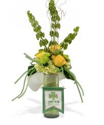 Simple straightforward videos to inspire you to have a go at a wide range of displays, from very easy to more sophisticated. Green Flowers And Decor For St Patrick S Day Walter Knoll Florist