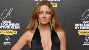 In 2010 she achieved the miss universe in hungary, where she was crowned best fashion designer, which came in first place behind american miss universe. Csupasz Fenekkel Pozol A Koreai Playboy Cimlapjan Mihalik Eniko 24 Hu
