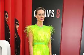 There might be a significant age gap — 32 years, to be exact — between the two women, but the american horror story stalwart and bonafide screen legend are clearly meant to be together. Sarah Paulson Vermisst American Horror Story