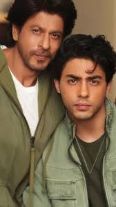 Island Boy FlyySoulja poses with his son 👶👀