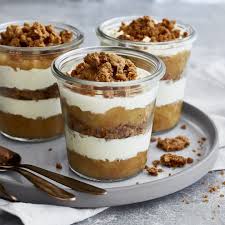 Apfel Crumble Mit Mandeln Und Cheesecake Creme Im Glas Rezept Dessert Mit Apfel Apfel Crumble Einfacher Nachtisch