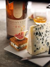 Lagavulin Paired With Strong Cheese Roquefort Perhaps Vinhos E Queijos Vinho Queijo