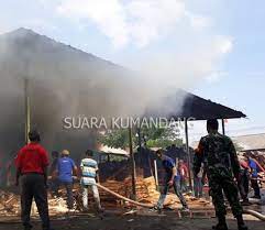 Kebakaran karanganyar kebakaran pabrik prima parquet terbesar 2013. Pabrik Triplek Di Magetan Terbakar Suara Kumandang