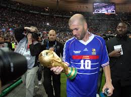 Le 12 juillet 1998, les bleus, champions du monde, font basculer tout un pays dans la liesse. Cnn Football On Twitter Onthisday In 1998 3 0 Zidane Scores Twice Les Bleus Win The World Cup