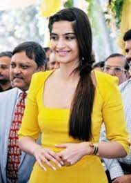 Twisted Hairstyle With Side Pony Tail Try These Easy And Simple Hairstyle To Kurti For L Sonam Kapoor Fashion Beautiful Bollywood Actress Bollywood Celebrities