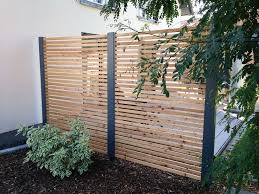 Sichtschutzzaun Holz Metall Gunstig Larche Hohe Grau Weiss Aus Holz Metall Au Bernadette Moderner Garten Sichtschutzzaun Garten Trennwand Garten