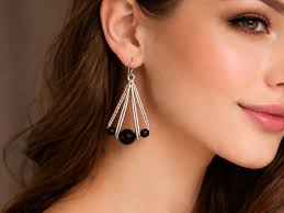 Looking for a winter jewelry project that is quick, cute, and guaranteed to  make you smile? These Wire Snowmen by Natalie Patten are easy to make and  endlessly charming. Perfect for pendants,