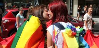 V praze se v sobotu pochod prague pride uskuteční již podeváté. Prahou Prochazi Duhovy Pochod Prague Pride Nechybi Ani Alegoricky Vuz Ambasady Usa Dienstbier Ci Romska Vlajka Parlamentnilisty Cz Politika Ze Vsech Stran