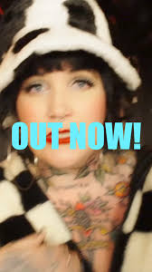 Ab heute könnt ihr überall Große Mädchen streamen und das Video auf YouTube  schauen! Danke an alle Beteiligten! Ohne euch wäre das wie immer nicht  möglich gewesen. Und jetzt verbreitet diesen banger ...