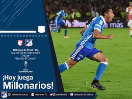 En sus inicios, cuando el equipo se llamaba club municipal de deportes, se adoptó como escudo aquel que pertenecía a la municipalidad, además de emplear los colores oficiales, blanco y negro. Millonarios Fc Todos Con La Azul Puesta Y El Escudo Facebook
