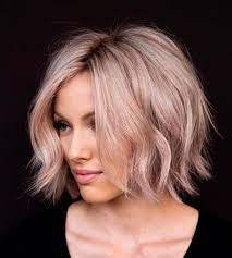 Uno dei metodi classici con cui ottenere i capelli mossi è usare la piastra o un ferro arricciacapelli, sfruttando il calore. Capelli Corti Mossi I Migliori Modi Di Sistemarli Con Stile