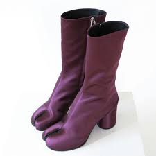 Buy, sell, empty your wardrobe on our website. Maison Martin Margiela Split Toe Purple Bordeaux Satin Tabi Boots 39 5 9 5 New Maisonmartinmargiela Fashion Tabiboots Margiela Pu Tabi Shoes Boots Shoes