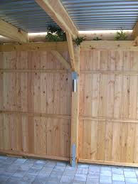 Carport Mit Ca 610 Cm Breite In Der Holzart Larche Mit Kopfbandern Und Wandelementen Aus Deckelschalung Larche Carport Bauen Carport Selber Bauen Carports