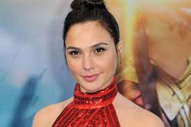 After undertaking two years of military service, she studied law before pursuing acting opportunities. Gal Gadot Sie Zeigt Ihren Wachsenden Babybauch Gala De