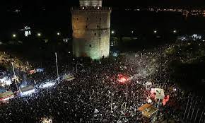 Σπορ · παοκ · λευκοσ πυργοσ · τελικοσ κυπελλου 2019 · κυπελλο ελλαδασ · πρωταθλημα · θεσσαλονικη · πανηγυρισμοι · οπαδοι · αεκ · οακα Kaigetai O Leykos Pyrgos Gia Ton Prwta8lhth Paok Photos Onsports Gr