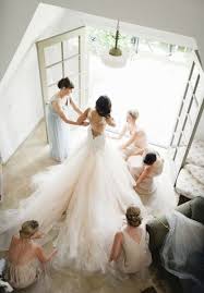 Für die begleitung bei der standesamtlichen hochzeit oder vielleicht doch noch beim feiern oder schon ab dem getting ready. 39 Getting Ready Wedding Photos Every Bride Should Have Hochzeit Bilder Fotos Hochzeit Hochzeitsfotos