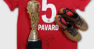 Hier mitbieten und gutes tun! Weltmeister Benjamin Pavard Stiftet Audi Cup Trikot Und Schuhe