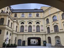 Na Een Jarenlange Renovatie Is Het Beroemde Deutsches Theater In 2014 Weer In Gebruik Genomen Voor De Grote Musicals Opera House Styles Mansions Home Decor