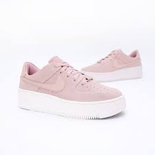 Nike Wmns Air Force 1 Sage Low Ar5339 201 Sa Heter Den Har Grymma Nya Modellen Som Slapps I Morgon Kl 9 00 Via W Shoes Sneakers Nike Sneakers Trendy Shoes