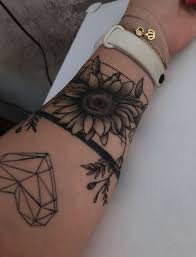 36 opções para você se inspirar! Tatuagem Girassol Tatuagem Tatuagem Feminina Braco Tatuagem Bracelete Feminino