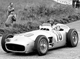 Vor dem hinteren gebäude das 2002 errichtete denkmal für den argentinischen rennfahrer juan. Juan Manuel Fangio Deshalb Liebten Ihn Auch Seine Gegner Octane Magazin