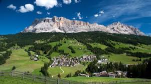 La camera matrimoniale vanta un proprio balcone, per ammirare le dolomiti al. Vacanze In Agriturismo A Alta Badia Appartamenti E Camere In Alto Adige Gallo Rosso