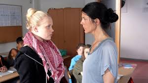 Als er den job verliert, kommt ein anruf seiner mutter gerade recht: Gefahr Von Rechts 2013