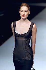 Kate moss, carla bruni, eva herzigova in vintage swimwear 1995 by fashion channel. Der Hohepunkt Ihres Erfolgs Lag In Den Neunzigern Doch Ihr Lacheln Ist Bezaubernd Wie Eh Und Jeh Eva Herzigova Nadja Auermann Und Claudia Schiffer Von Links Stuttgarter Zeitung