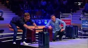 Die moderation des weltweiten kräftemessens übernimmt jeannine. Das Duell Um Die Welt Team Joko Gegen Team Klaas Video Studiospiel Italien Rollkoffer Boule Prosieben