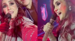 Dulce Maria usa celular de fã para gravar vídeo e toma bronca de segurança 