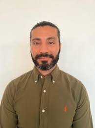 Vi välkomnar vår nya familjehemskonsulent Behzad Tehrani till Uniq Care  teamet. Behzad är utbildad beteendevetare med över 15 års erfarenhet av  socialt arbete. Behzad har arbetat som behandlingsassistent,  familjehemskonsulent och har god