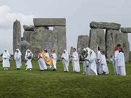 How and why did prehistoric man build the massive stone structures at stonehenge? Datei Druids Celebrating At Stonehenge 1 Png Wikipedia