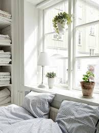 Hangende Blumentopfe Hangend Und Dekolampe Auf Der Fensterbank Haus Deko Haus Schlafzimmer Weiss