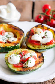 Gegrillte Zucchini Tomate Mozzarella Ein Vegetarisches Low Carb Rezept Rezept Zucchini Grillen Gesunde Rezepte Zucchini