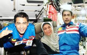 Dilahirkan di kuala lumpur, malaysia, sheikh muszaphar berjaya menamatkan pendidikan sekolah tinggi di maktab rendah sains mara di muar. Impian Sejak Umur 10 Tahun Datuk Dr Sheikh Muszaphar Kongsi Pengalaman Berlepas Ke Angkasa Ibu Siap Beri Mini Al Quran Media Hiburan