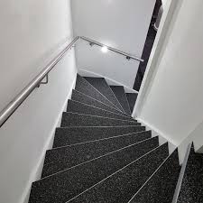 Unsere natursteintreppen sind pflegeleicht, rutschfest und robust. Wendeltreppe Innen Mit Einem Steinteppich Aus Marmor Belegt Treppenrenovierung Treppe Treppe Fliesen