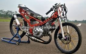 Kan ada (kawasaki) ninja, (suzuki) satria begitukan. Modifikasi Satria 2t Drag Bike 7 73 Detik Di Kelas Non Built Up 2t 130 Cc Power Besar Terkendali Portal Sepeda Motor Dan Seluruh Aspeknya