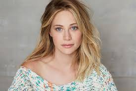 Amanda Leighton's Instagram, Twitter & Facebook